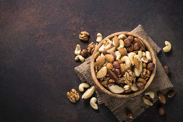 A selection of nuts in a man's diet effectively increases potency